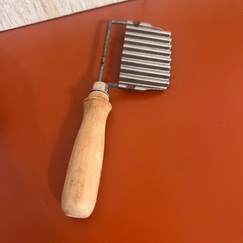 Vintage Wavy Vegetable Cutter Crinkle Cut Tool Wooden Handle 7 Inch‎